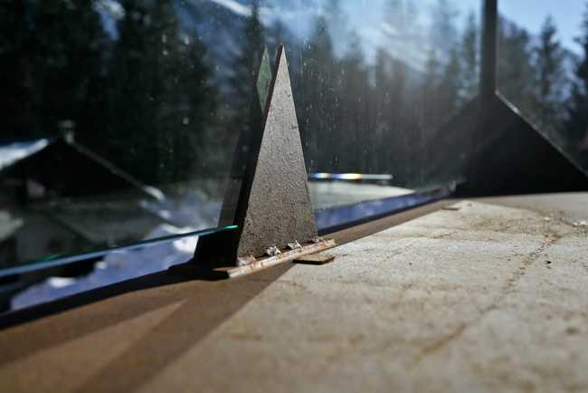 Dettaglio attacco balaustra in vetro